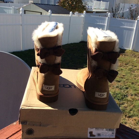 Ugg Short Brigette Bow Boots - Picture 2 of 6